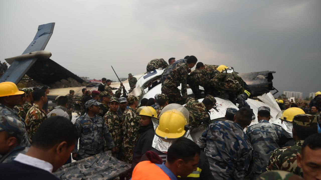 一架客机在尼泊尔机场降落时坠毁 17人已被救出