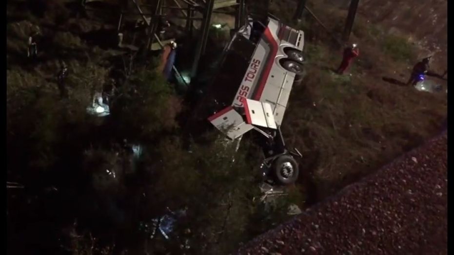 突发！美国一辆载高中生巴士坠入峡谷 致1死20伤