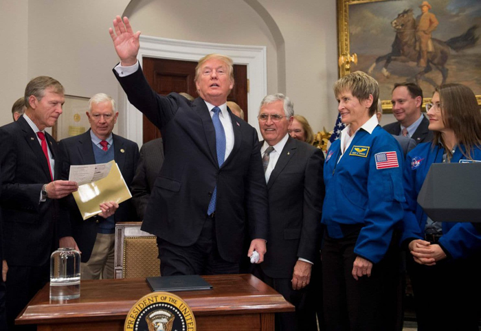 图为特朗普去年12月签署太空政策指令1，旨在让美国人重返月球。