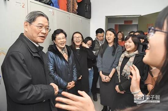 ▲资料图片：国台办主任张志军（左）走访中国人民大学台湾学生宿舍，并与在校台生互动。