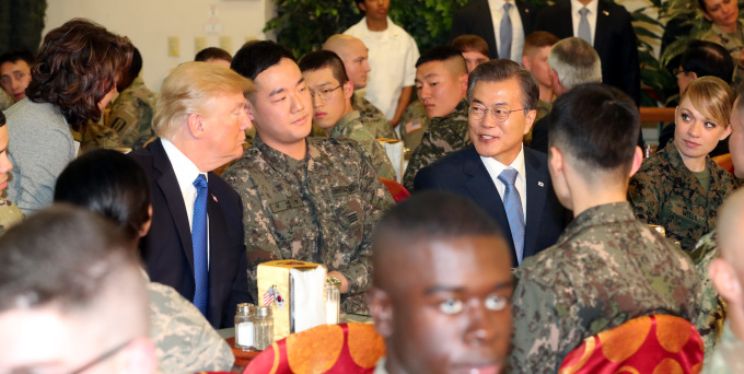 特朗普访问驻韩美军基地