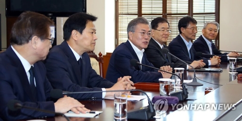 3月21日上午，在青瓦台，韩国总统文在寅（右三）主持召开韩朝首脑会谈筹备委员会第二次会议。（韩联社）