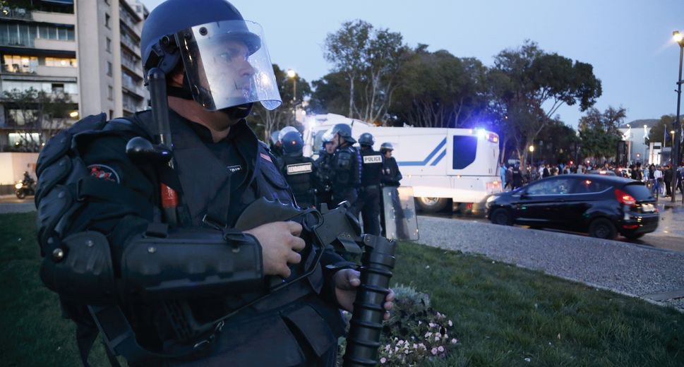 法国发生枪击案致1死:有人质被劫持 枪手称效忠IS