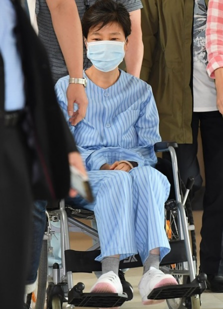 去年8月30日，朴槿惠坐轮椅离开医院