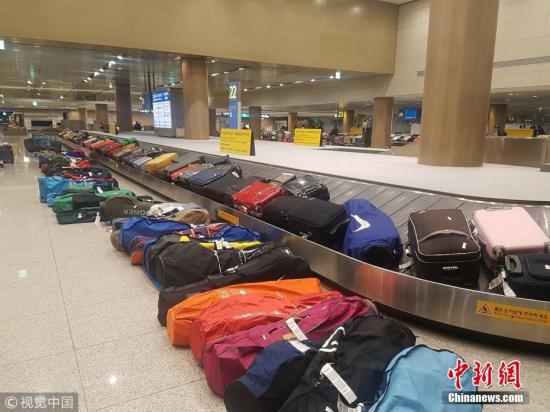 资料图为韩国仁川机场内大量的旅客行李等待装机。