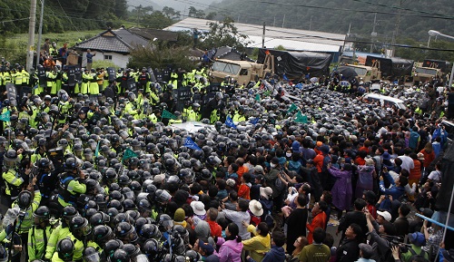 2017年9月7日,在韩国庆尚北道星州郡,韩国民众在“萨德”部署地附近与警方发生冲突,民众彻夜阻拦“萨德”装备进入部署地。新华社记者姚琪琳摄