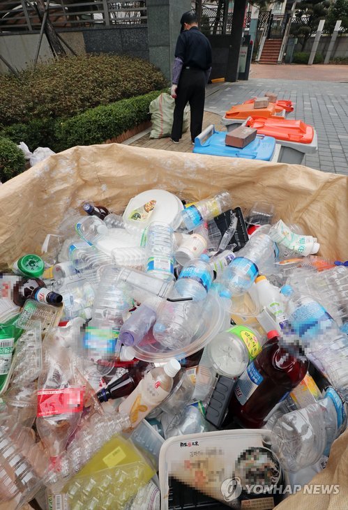 4月1日上午，在首尔市龙山区一小区，塑料垃圾被成堆弃置。（韩联社）