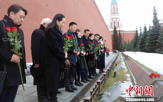 在俄华侨华人祭扫红场华人墓碑