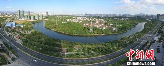 兰溪公园、绶溪公园、泗华水上公园一批滨水绿廊环城而过。　钟欣 摄