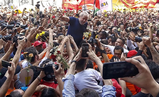 7日在巴西圣保罗附近，前巴西总统卢拉被金工工会总部的支持者围绕，他自首前在那里躲过了牢狱之灾。