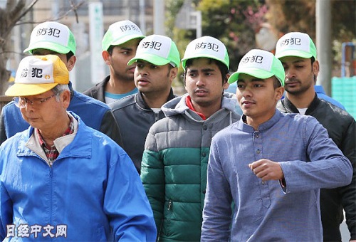 在日本千叶市稻毛区参加地域防范巡逻的孟加拉等国的年轻人。（来源：《日本经济新闻》网站）