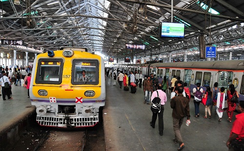 资料图片：2014年6月23日在印度孟买拍摄的维多利亚火车站站台。新华社记者 汪平 摄