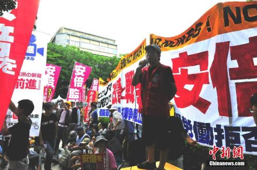 资料图：反对日本首相安倍晋三的民众