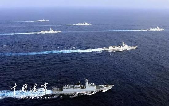 ▲海上“带刀护卫”，新型导弹驱逐舰驰骋在西太平洋。记者张雷 摄