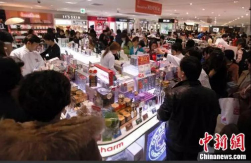 韩国免税店里的中国顾客。