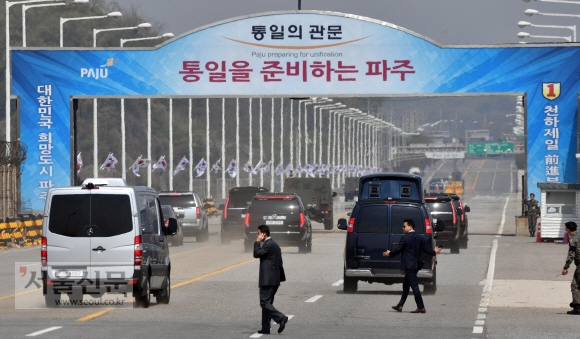 26日，韩方人员在韩国坡州市统一大桥上彩排