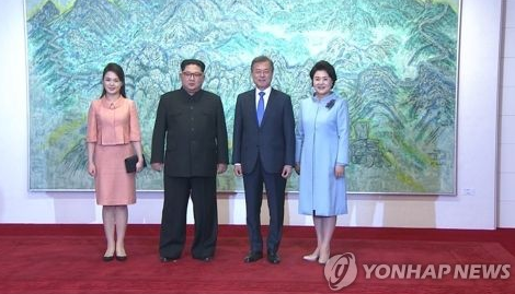 4月27日下午，在板门店韩方一侧“和平之家”，韩朝领导人伉俪合影留念。