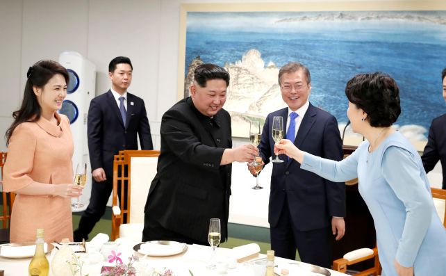 朝韩领导人携第一夫人合影留念 晚宴上敬酒干杯