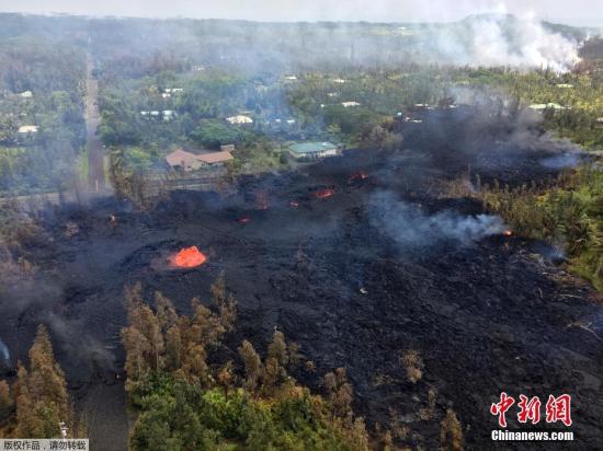 图为熔岩覆盖的地区变成一片焦土。夏威夷当局6日再次重申，火山喷发情况十分不稳定且危险，这场天灾可能持续几个星期甚至几个月。