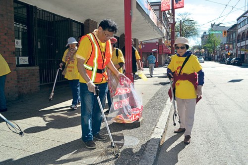 八十高龄的梁女士（右），在华埠街头捡拾垃圾。（加拿大《星岛日报》/王学文 摄）