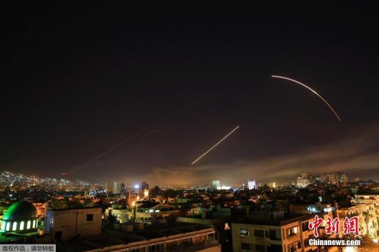 当地时间4月13日晚，美国联合英国和法国对叙利亚军事设施实施精准打击。