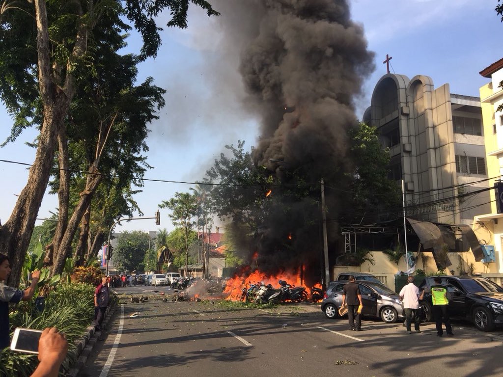 印尼三座教堂发生自杀式爆炸袭击 至少9死40伤