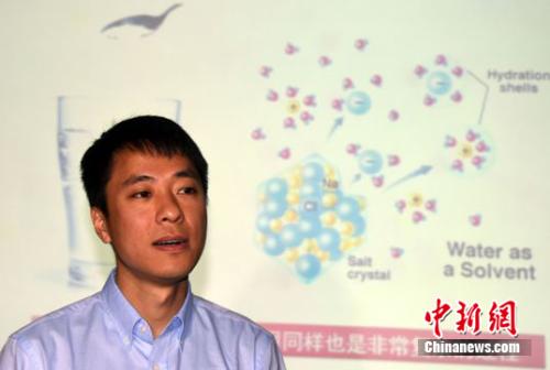 北京大学物理学院量子材料科学中心教授江颖就水合离子最新研究成果接受媒体采访。 孙自法 摄
