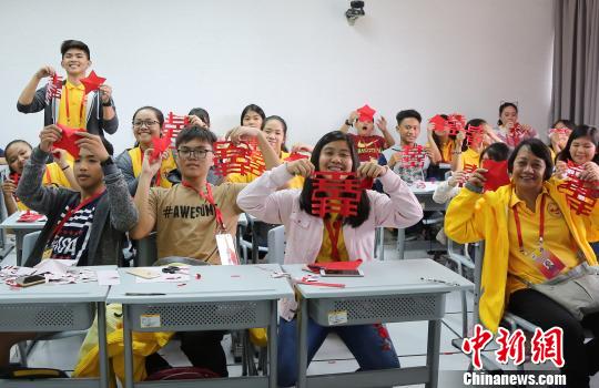 100多名菲律宾华裔青少年及领队老师在烟台参加为期14天的“中国寻根之旅”春令营烟台营系列活动。　王娇妮 摄