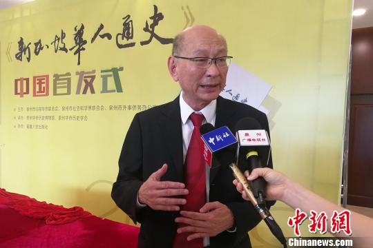 《新加坡华人通史》主编柯木林接受采访。　孙虹 摄