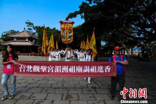 阵头表演。　徐国华 摄