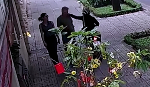베트남 호찌민서 금목걸이 날치기 당하는 러시아 외교관 [VN익스프레스 영상 캡처]