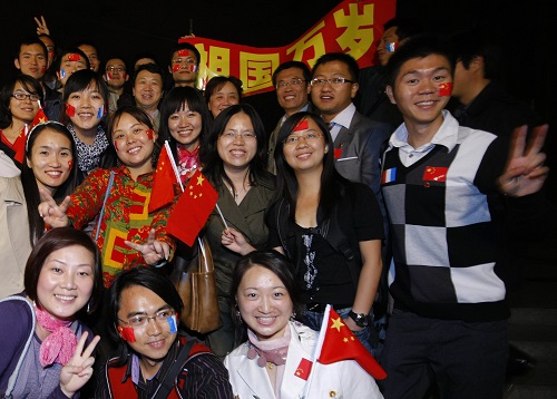 　　资料图片：2009年9月30日，来自法国各地的中国在法留学生约50名齐聚巴黎，共同庆祝新中国60华诞。新华社记者张玉薇摄