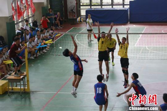 台北市立北安初中的中学生排球队师生与广州市第97中学开展校际交流 郭军 摄