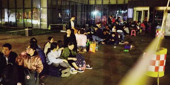 5月23日，天津市河西区行政许可服务中心，人们自发集中在门外排队等待落户