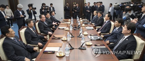 6月1日，在板门店韩方一侧，韩朝为落实首脑会谈共识举行高级别会谈。左排为朝方代表团，右排为韩方。（韩联社）