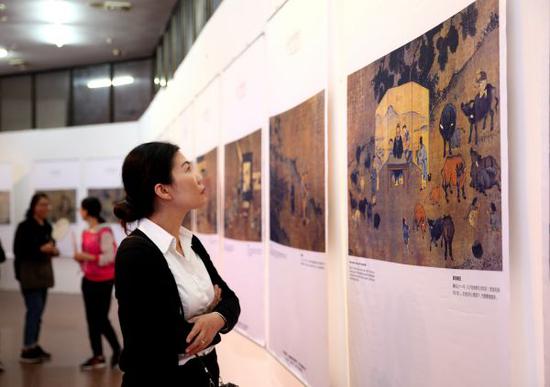 资料图：2017年11月7日，在越南首都河内，一名观众参观《孔子的智慧》文化展。新华社记者 王迪 摄