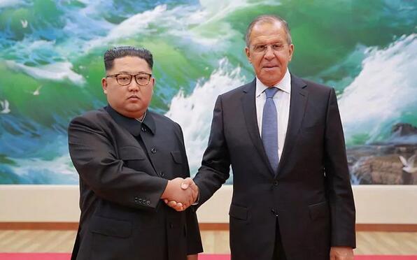 朝中社6月1日提供的照片显示，5月31日，朝鲜最高领导人金正恩（左）在平壤会见俄罗斯外长拉夫罗夫。