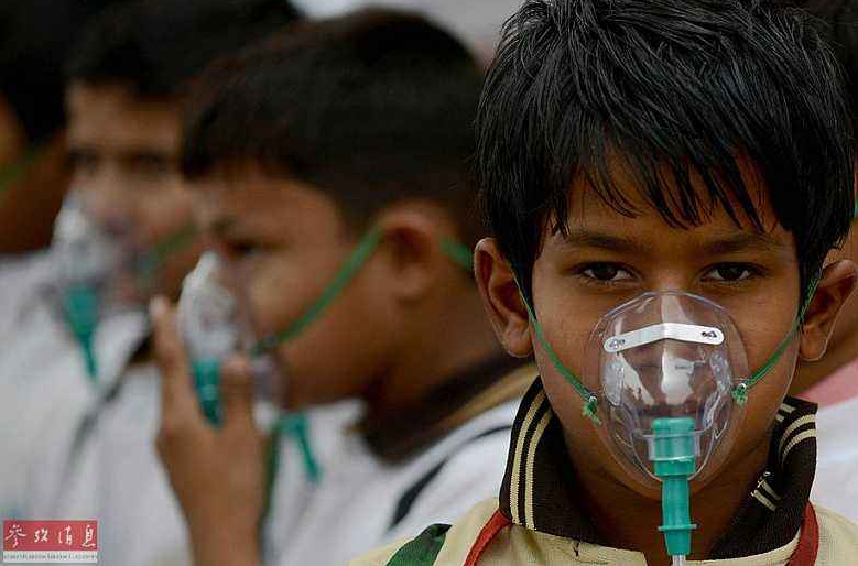 资料图:印度新德里,戴氧气面罩的男生.(图源:参考消息网)