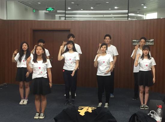 5月19日，中日学生手语交流会的10名日本留学生在南京市聋人学校举行交流活动。图为他们临行前排练手语节目。