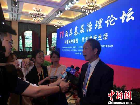 台湾村里长联谊总会总会长杨鑫坤接受<a target='_blank' href='http://www.chinanews.com/' >中新网</a>等媒体采访。　杨伏山 摄