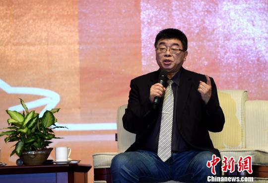 6月7日，台湾中国文化大学教授邱毅在论坛上对嘉宾的观点进行由点及面的深入剖析。　张斌 摄