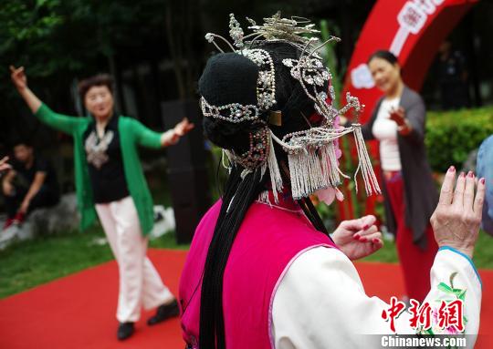 南京民间艺人向民众传授昆曲。 泱波 摄 南京民间艺人向民众传授昆曲。 泱波 摄