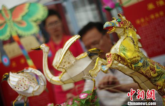 南京民间艺人制作秦淮花灯。 泱波 摄 南京民间艺人制作秦淮花灯。 泱波 摄