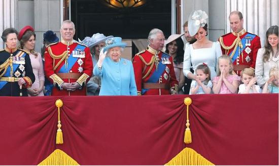 女王与王室家族在白金汉宫阳台露面。（英国《每日邮报》网站）