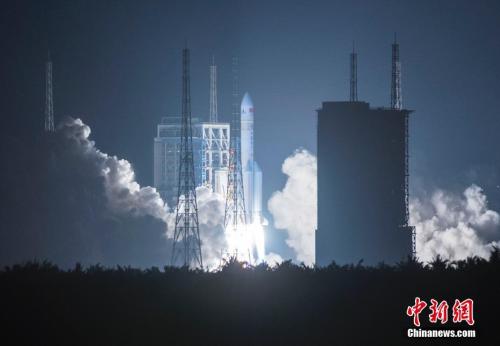 图为2016年11月3日20时43分，中国最大推力新一代运载火箭长征五号，在中国文昌航天发射场点火升空。<a target='_blank' href='http://www.chinanews.com/'>中新社</a>记者 骆云飞 摄