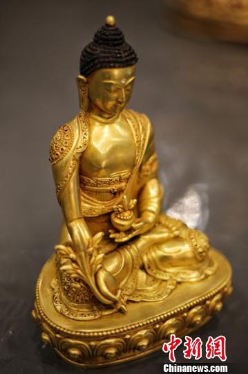 同时，13尊尼泊尔手工青铜佛造像、3件佛教法器、20幅精品传世唐卡也将展出。　钟欣 摄