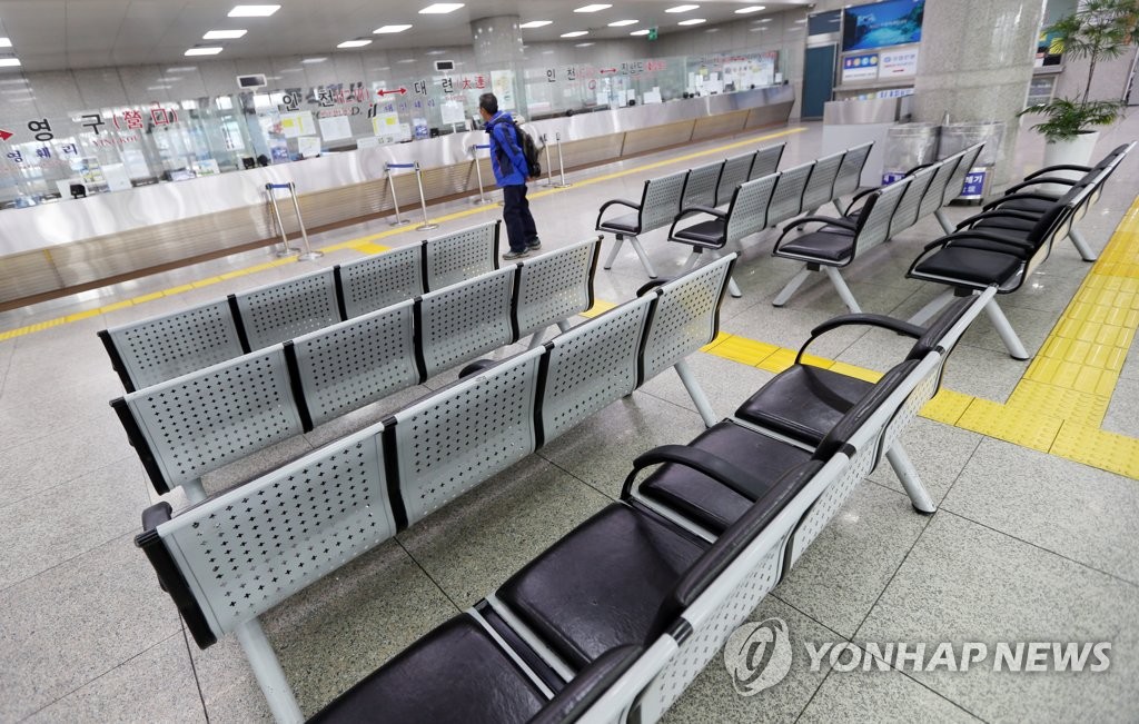 썰렁한 인천항 제1국제여객터미널 매표소