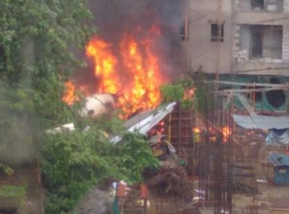 印度一架飞机在孟买坠毁后起火 已致5人死亡(图)
