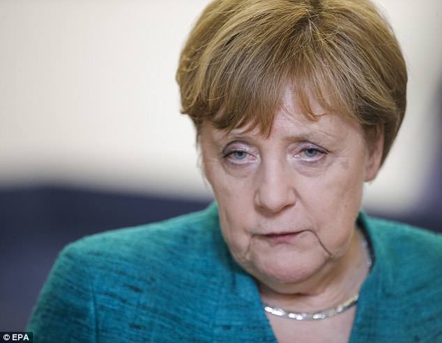 通宵工作后，德国总理默克尔满脸倦容。（图片来源：《每日邮报》)