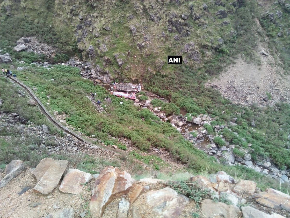印度一辆大巴坠入峡谷 至少45人死亡8人受伤